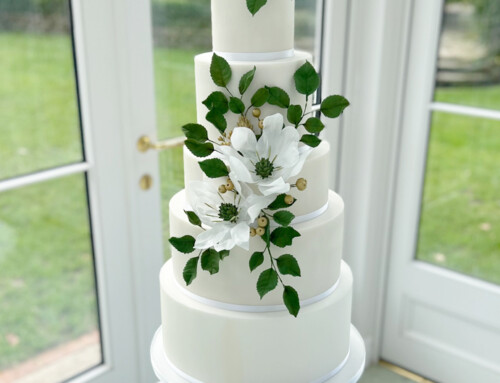 What type of flowers can be used to decorate my wedding cake?