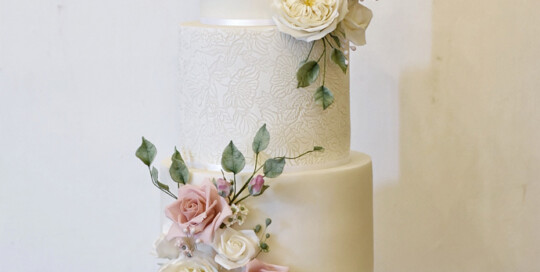 hannah and stephen elegant iced wedding cake blackstock farm sugar flowers
