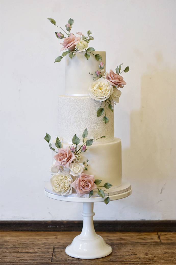 hannah and stephen elegant iced wedding cake blackstock farm sugar flowers