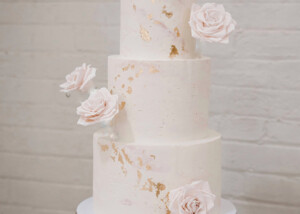 fire place wedding cake roses