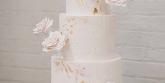 fire place wedding cake roses