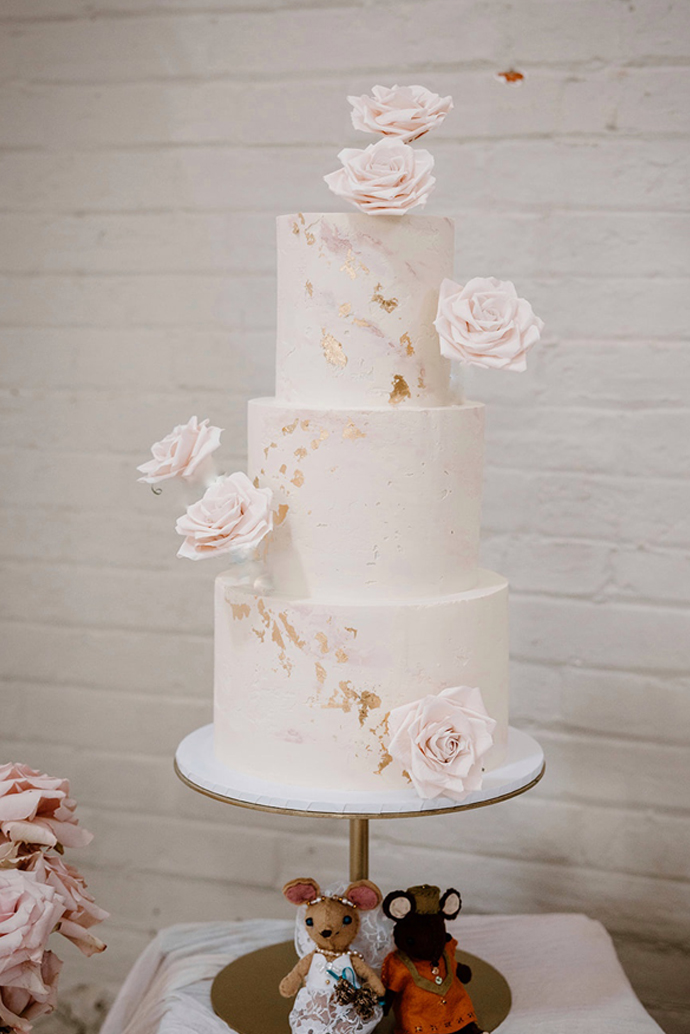 fire place wedding cake roses