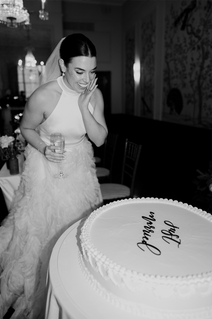 Italian-sponge-giant-wedding-cake-just-married-vinatge-east-sussex Italian sponge giant wedding cake the george in rye east sussex